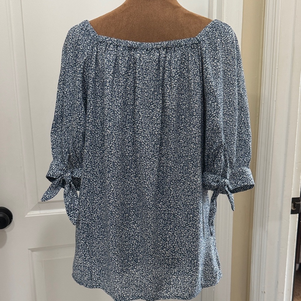 LC Lauren Conrad Free Flowing Ditsy Blue and White  Blouse with Puff Sleeves - Picture 7 of 9